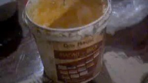 Круглая лавочка вокруг дерева в парк