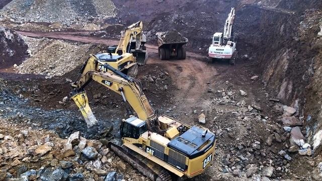 Caterpillar 385C Excavators With Bucket And Hammer And Terex RH30 With Ripper - Sotiriadis Mining