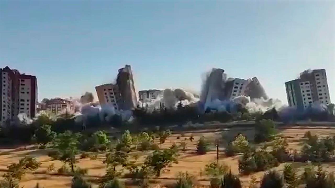 В турецком городе Малатья пришлось взорвать сразу девять многоэтажных домов