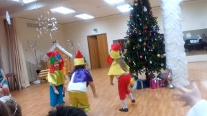 Детский танец петушков