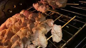Как сделать вкусный шашлык из свинины в духовке