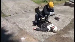 Вязка двойной спасательной петли на пострадавшем