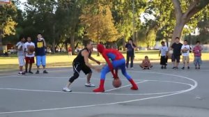 Человек-паук играет в баскетбол