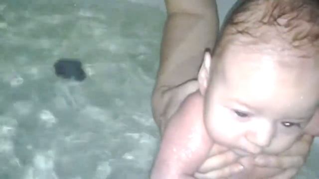 Ребенок в 2 месяца ныряет смотреть онлайн