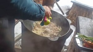 КУРИЦА ТУШЕНАЯ В ТОМАТАХ С ЧЕСНОКОМ,ЧАХОХБИЛИ ПО-ЗИМНЕМУ В КАЗАНЕ НА КОСТРЕ #102