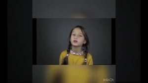 Девочка читает стих