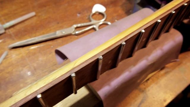 Безголовый стратокастер | Серия 4. Головка, полировка, распайка, мензура смотреть онлайн