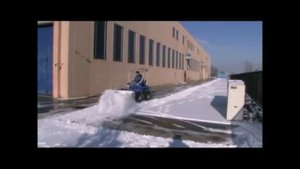 Щетка подметальная на минипогрузчике MultiOne