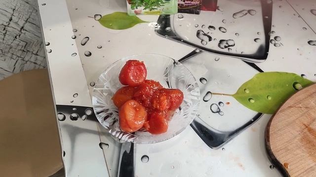 А у нас сегодня паста с соусом Болоньезе,фаршем и маринованными ???.mp4 смотреть онлайн