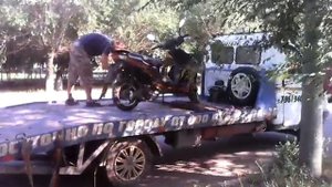 Погрузка скутера в эвакуатор