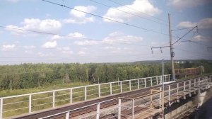 Железнодорожный мост через реку Кама и ВЛ80С-1228 навстречу ГЖД. Из окна пассажирского поезда.