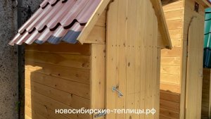 Дачный туалет с малой двухскатной крышей