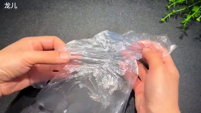 才知道，一次性手套原來一直都戴錯了，這才是正確方法，趕快看看【百變小廚坊】#一次性手套 #小妙招
