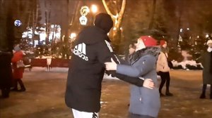 АЛЕШКА С НАТАШКОЙ ГУЛЯЮТ ПО ДОРОЖКЕ