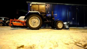 Трактор Беларус 82.1 с гидроповоротным отвалом и щеткой