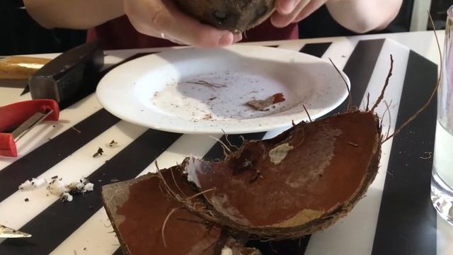 Отделение скорлупы от кокоса смотреть онлайн