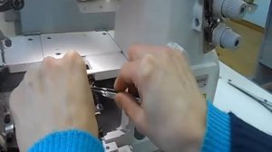Плоскошовная машина цепного стежка. Заправка нити в петлитель