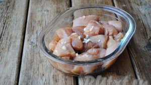 Куриное филе в панировке на сковороде
