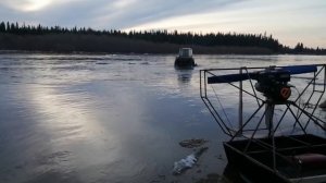 РЕШИЛИ РИСКНУТЬ ПОДМОЧИТЬ ЗАДНИЦУ) ТРАКТОР ИДЁТ ЧЕРЕЗ РЕКУ В ПОЛОВОДЬЕ!