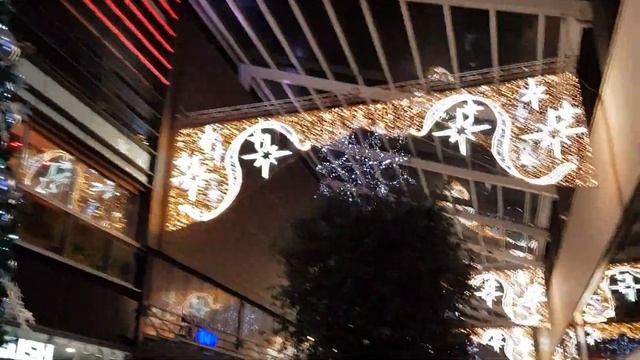 Walking through Stratford city. смотреть онлайн