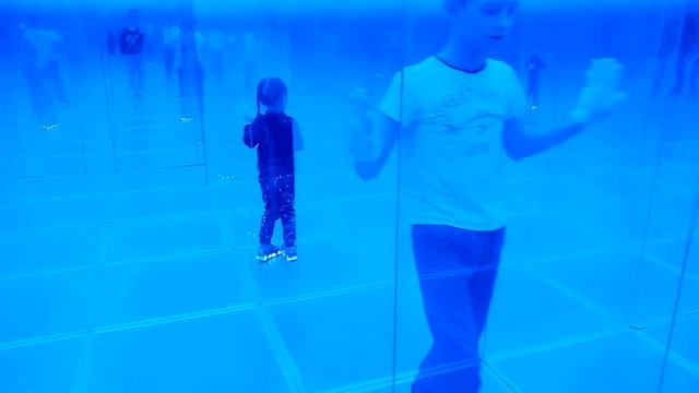 СТЕКЛЯННЫЙ ЛАБИРИНТ .Музей . СЛОЖНО НАЙТИ ВЫХОД .Часть 8/Видео для детей смотреть онлайн