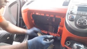 How to replace cabin air filter 2010 Kia Soul