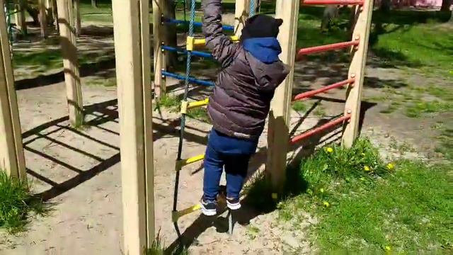 Артем играет на площадке смотреть онлайн