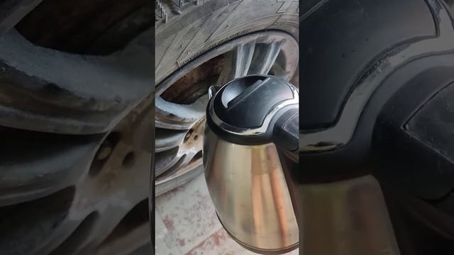 Как снять прикипевший литой диск с авто смотреть онлайн