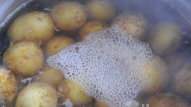 Жареный молодой картофель на сковороде