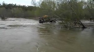 Монстр машина переехала через реку.