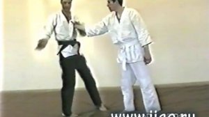 Освобождение от захвата одежды на груди.