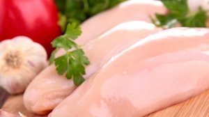 Вот почему нельзя мыть сырую курицу перед приготовлением