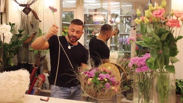 Уроки флористики Славы Роска. Мастер-класс круглый букет на каркасе с ковылем смотреть онлайн