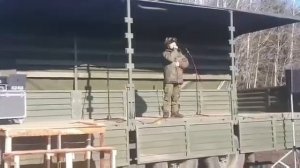 Солдат поёт песню о красоте Саянских гор