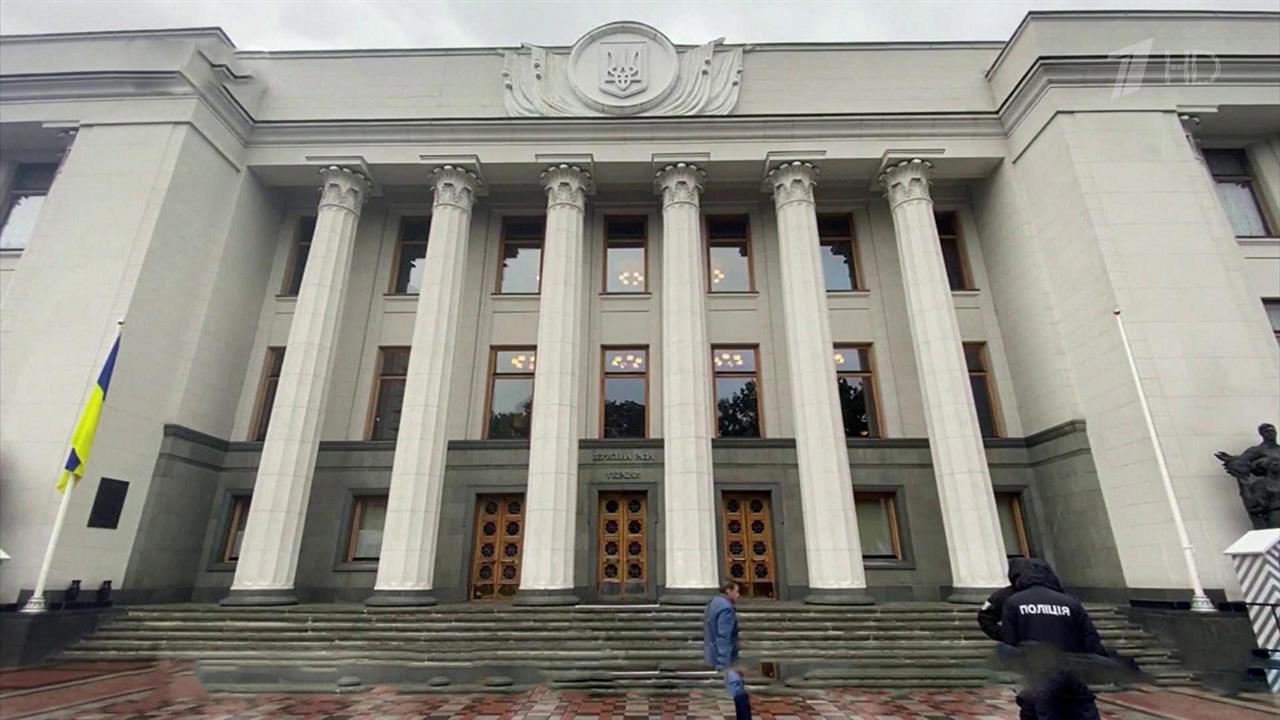 Владимир Зеленский подписал закон о запрете пророссийских партий