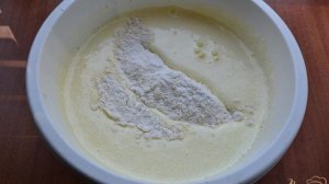 Пирог с яблоками на кефире в мультиварке