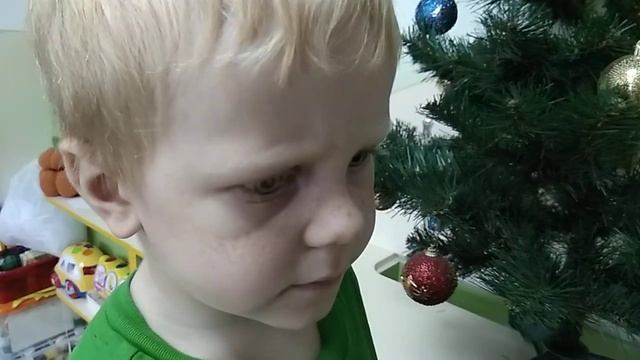 Дети наряжают ёлку. Новый год в детском саду смотреть онлайн