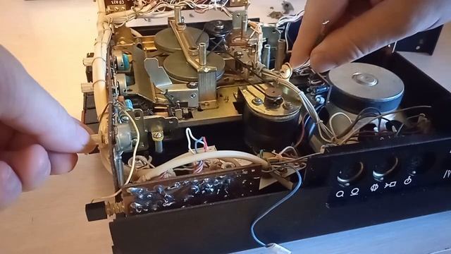 Ремонт магнитофона "Романтик-306", гуляющая помеха смотреть онлайн