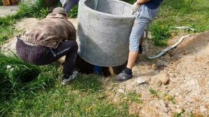 Установка бетонного облегчённого кольца для колодца скважины дачного водоснабжения