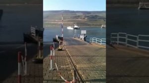 Плывет паром, поет вода))