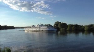 Пассажирский теплоход Бородино идет вниз по Москва-реке