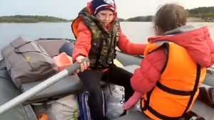 Как грести на веслах на надувной лодке по реке