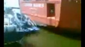 Сухогруз давит катер