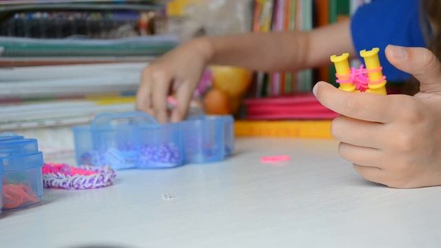 Видио Урок : Плетём браслет * Французская Коса* на рогатке. смотреть онлайн