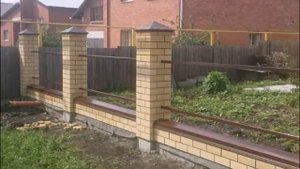 Забор с кирпичными столбами.евроштакетник часть 3