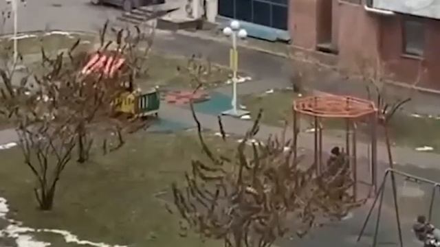 Счастливое детство в Алматы – будущие налогоплательщики Казахстана безмятежно качаются на качелях п смотреть онлайн