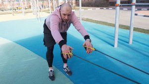 Упражнения с резиной для пловцов. Сухое плавание