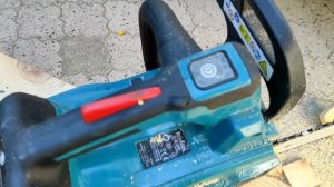 Аккумуляторная цепная пила Makita DUC406Z(Акомуляторная пила Макита DUC 406 в работе )