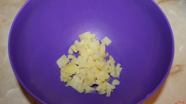 Оливье с копченой курицей и зеленым горошком