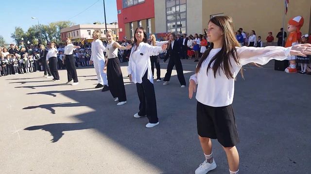 Линейка 1 сентября. Школа 57. 2023 год смотреть онлайн